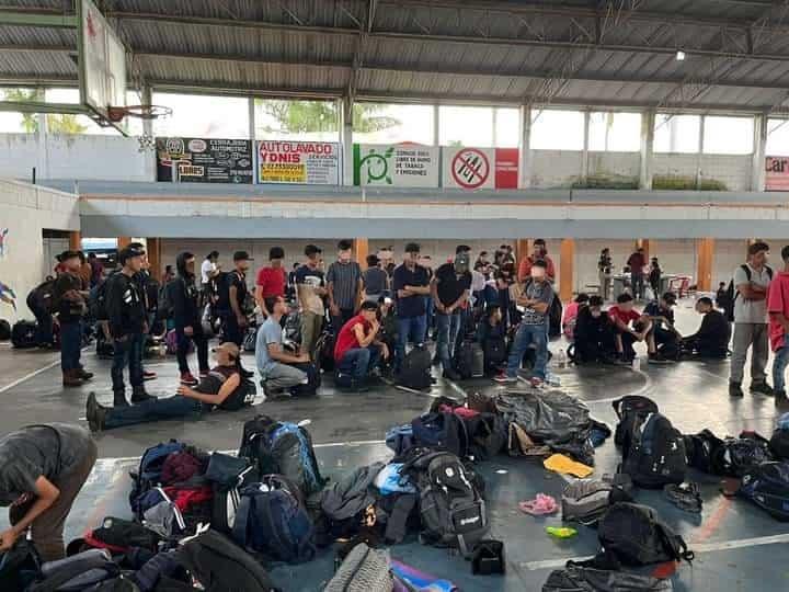 Brindan atención a 204 migrantes abandonados en tráiler en Puente Nacional, Veracruz