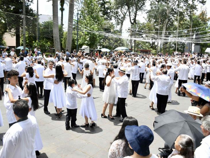 Baile, pasión y alegría: Xalapa vibra con Festival Danzoneando (+Video)