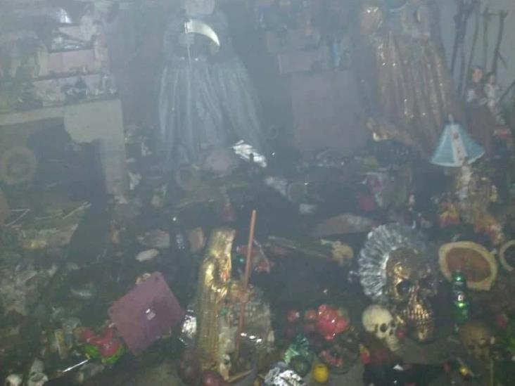 Incendio en local de adoradores: solo figuras de la Santa Muerte sobreviven