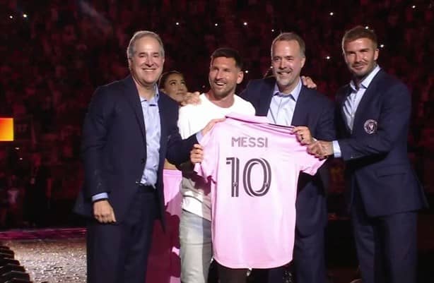 Presentan a Lionel Messi con bombo y platillos
