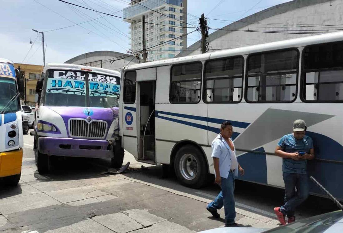 Choque de autobuses deja 5 lesionados en el centro de Veracruz