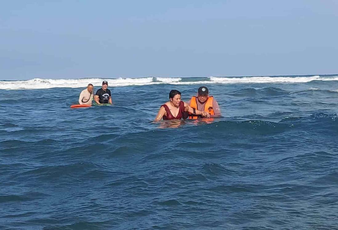 Rescatan a turistas poblanos en playa de Chachalacas