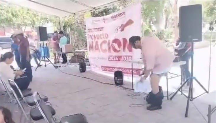 ¡Bochornoso momento! Se le cae el pantalón a diputado de Coahuila en pleno discurso (+video)