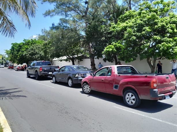 Automóvil se impacta contra camioneta en Fraccionamiento Costa Verde