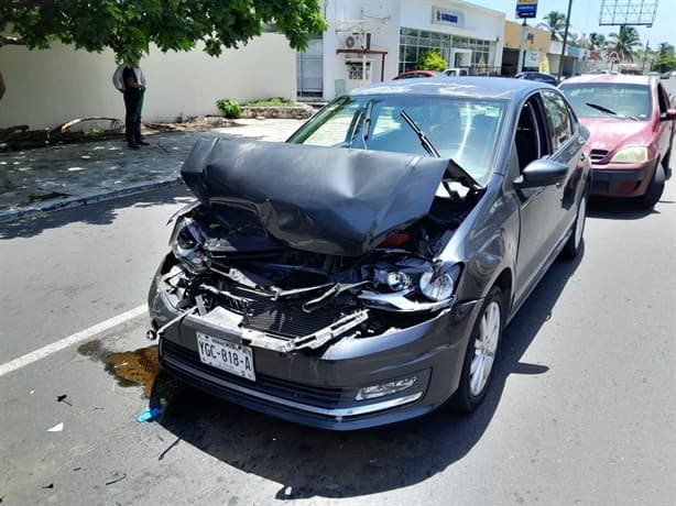 Automóvil se impacta contra camioneta en Fraccionamiento Costa Verde