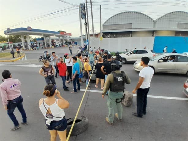 Bloqueo en Las Amapolas por falta de obras desata enojo en conductores varados por 3 horas  | VIDEO