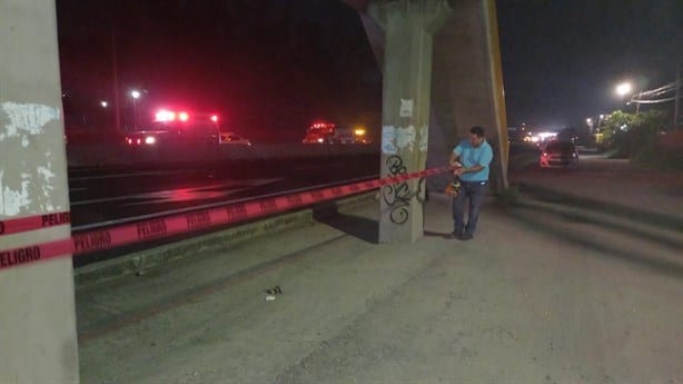 Cierran circulación en la Veracruz-Cardel por daño en puente tras ser impactado por tráiler
