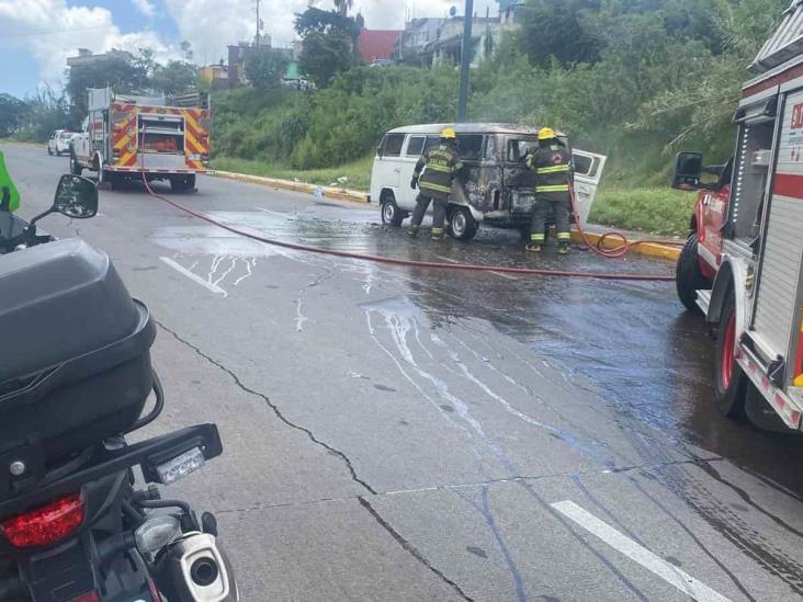 Arde combi sobre Circuito Presidentes en Xalapa (+Video)