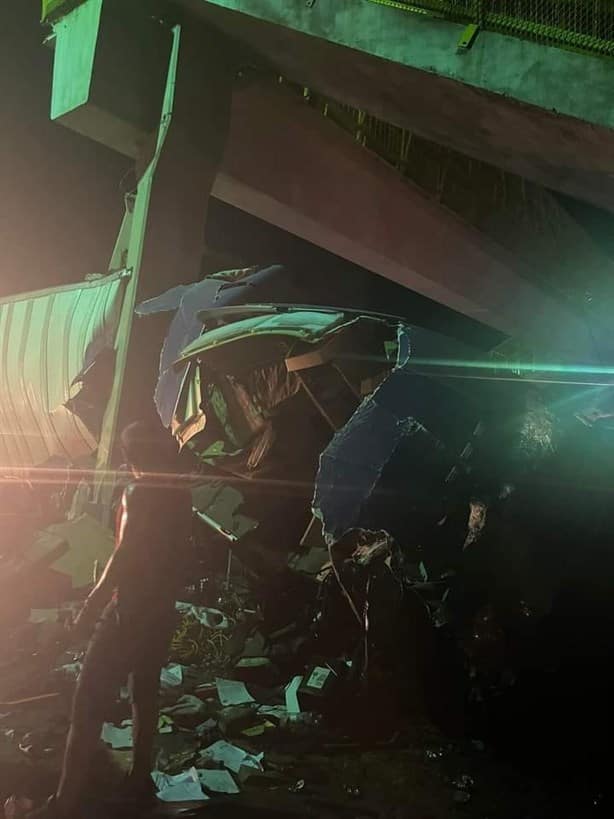 Tráiler se estrella contra puente peatonal de la carretera Veracruz-Cardel | VIDEO