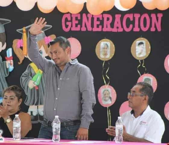 Apadrina Carlos Reyes a egresados de la escuela Gonzalo Vázquez Vela