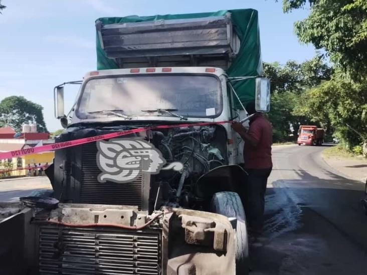 Se incendia camión de carga en la carretera Tuzamapan-Jalcomulco