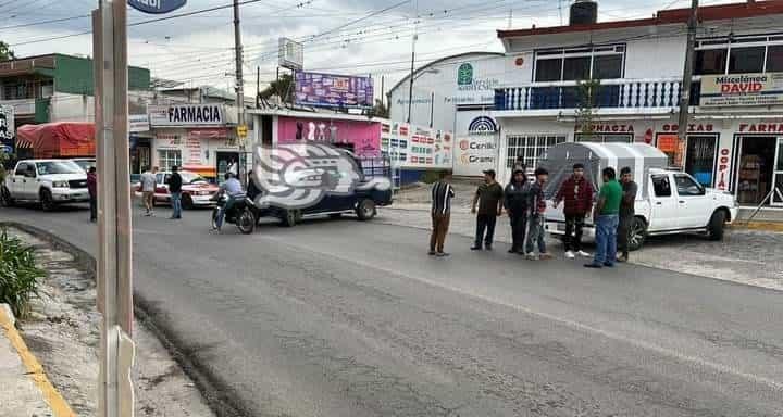 Atacan a balazos a líder de taxistas en Coscomatepec; asesinan a su cuñado