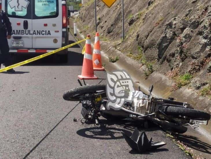 Motociclista muere al derrapar en libramiento de Xalapa