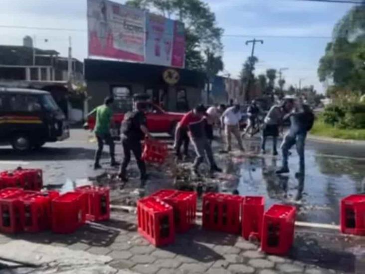 Se le caen rejas con Coca-Cola: glorieta  en Coatepec, escenario de refrescos voladores