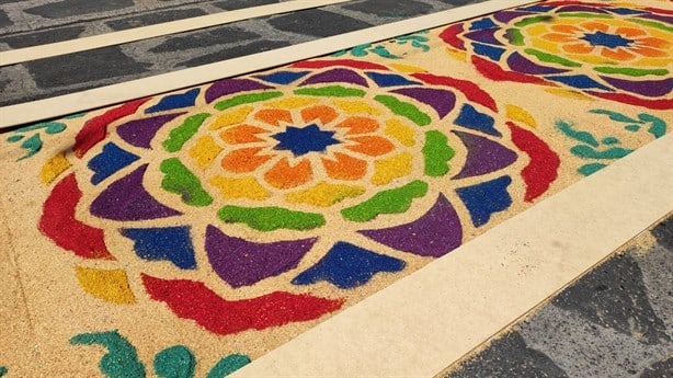 Ruta de colores hacia la fe: Xico se entrega a elaboración de icónica alfombra de aserrín