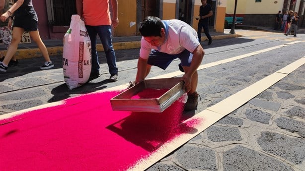 Ruta de colores hacia la fe: Xico se entrega a elaboración de icónica alfombra de aserrín