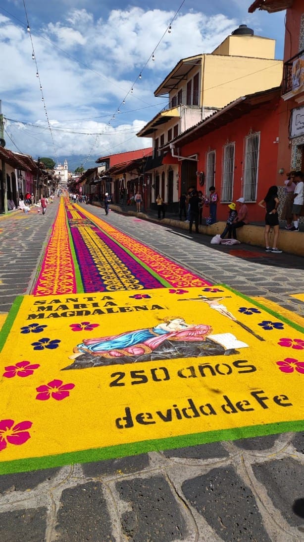 Ruta de colores hacia la fe: Xico se entrega a elaboración de icónica alfombra de aserrín