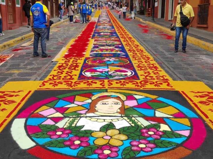 Ruta de colores hacia la fe: Xico se entrega a elaboración de icónica alfombra de aserrín