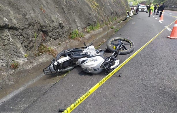 Motociclista muere al derrapar en libramiento de Xalapa