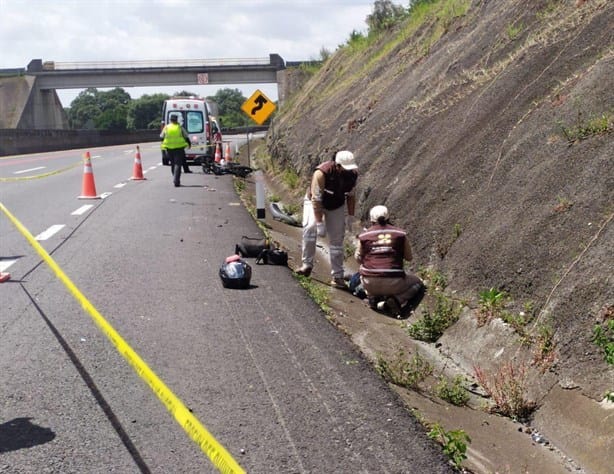 Motociclista muere al derrapar en libramiento de Xalapa