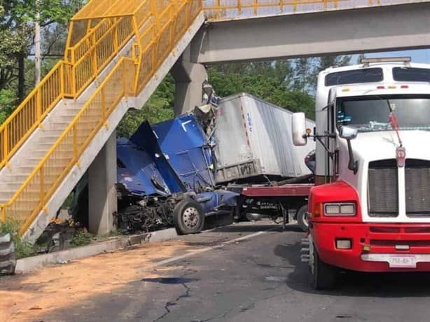 Por tráiler descontrolado que chocó contra puente, caos invadió la Veracruz-Cardel