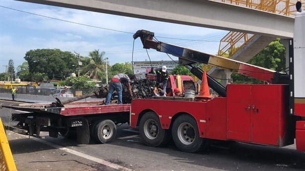 Por tráiler descontrolado que chocó contra puente, caos invadió la Veracruz-Cardel