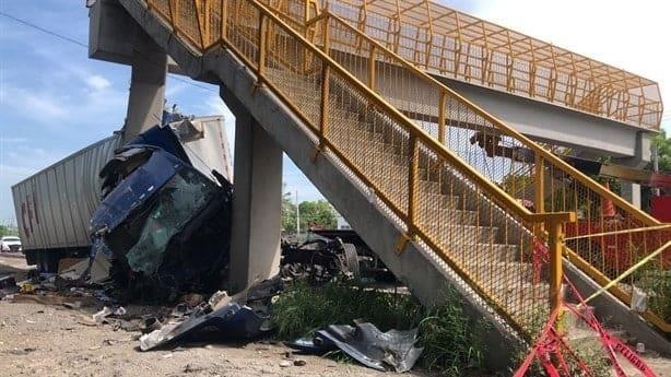 Por tráiler descontrolado que chocó contra puente, caos invadió la Veracruz-Cardel