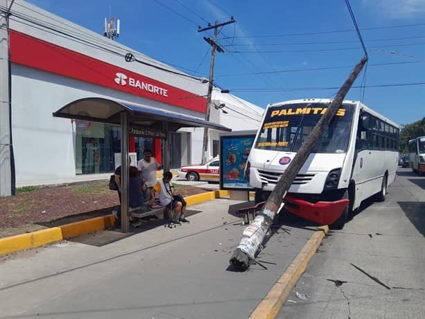 Autobús de pasajeros choca contra poste de luz en Boca del Río