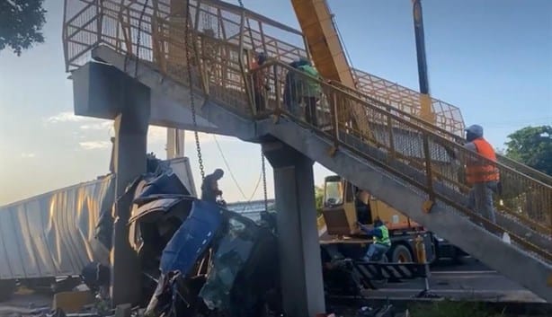 Peligrosas maniobras para retirar tráiler y puente peatonal en Veracruz