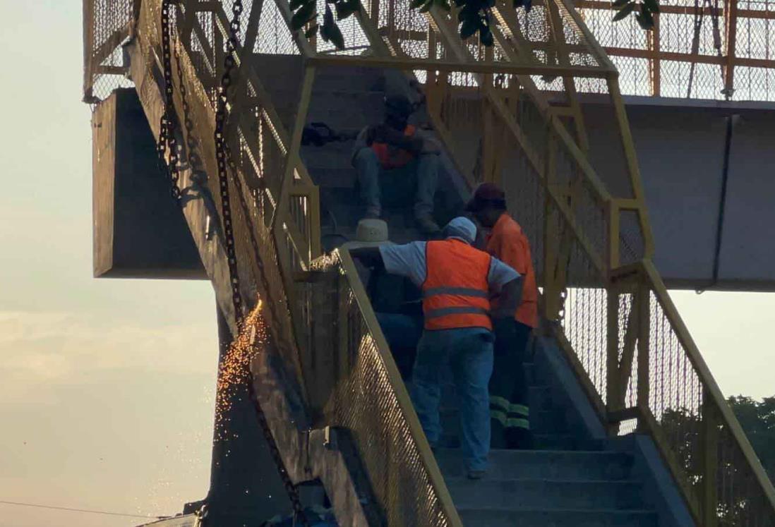 Peligrosas maniobras para retirar tráiler y puente peatonal en Veracruz
