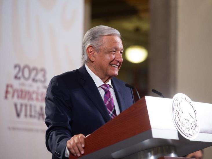 Presume López Obrador fortaleza del peso; pide “relajarse”
