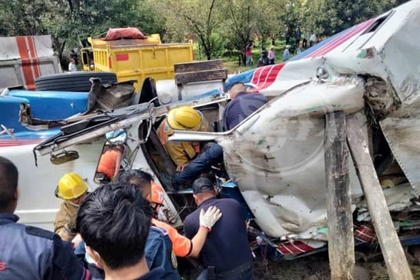 Tráiler se queda sin frenos y vuelca en la Xalapa-Perote