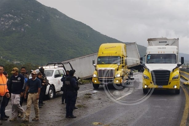 Camioneta y tráiler se accidentan en libramiento La Choza (+Video)