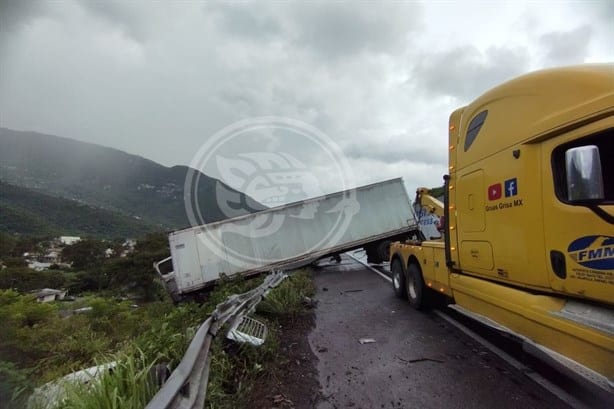 Camioneta y tráiler se accidentan en libramiento La Choza (+Video)