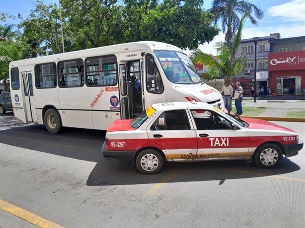 Camión urbano choca con taxi en el centro de Veracruz
