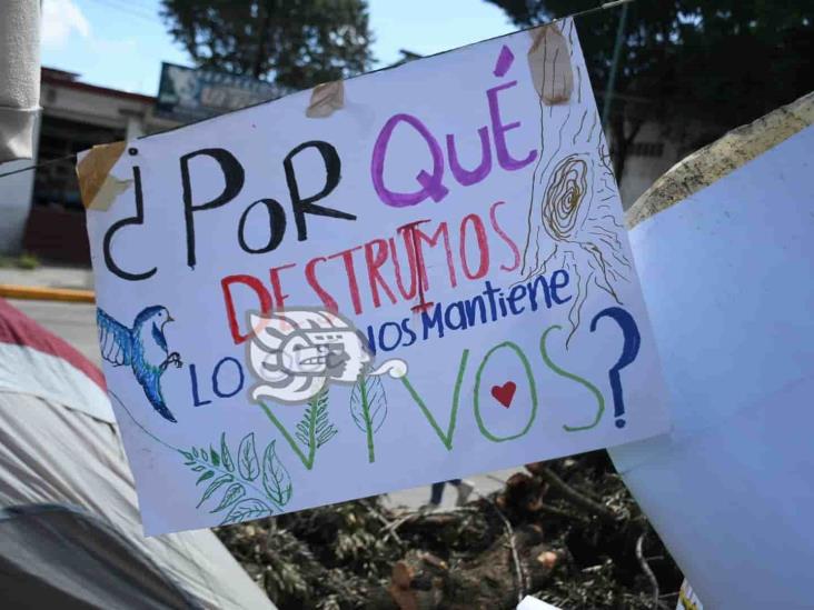 Ante amago de desalojo, ciudadanos mantienen plantón en obras de paso elevado en Xalapa