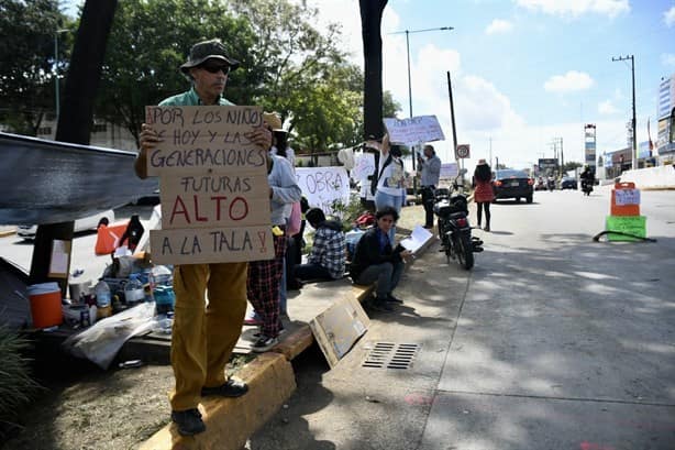 Ante amago de desalojo, ciudadanos mantienen plantón en obras de paso elevado en Xalapa