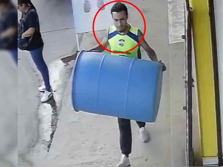 Lo exhiben en redes por robarse un tambo en Xalapa (+Video)