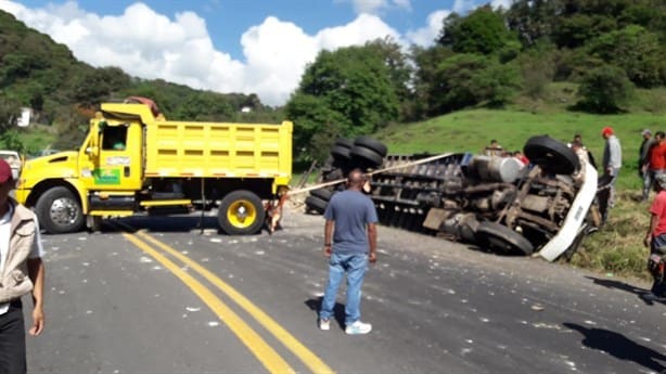 Tráiler se queda sin frenos y vuelca en la Xalapa-Perote