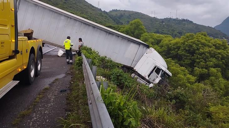 Camioneta y tráiler se accidentan en libramiento La Choza (+Video)