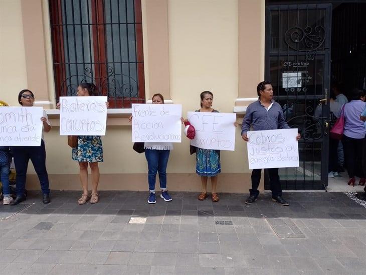 Denuncian que personal contratado por CFE altera los medidores de luz; en Orizaba