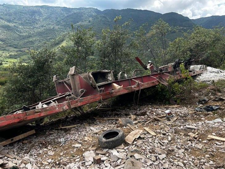 Tráiler se sale de la carretera en Maltrata; dos fallecidos