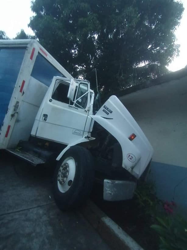 Camión refresquero se impacta contra vivienda en Misantla