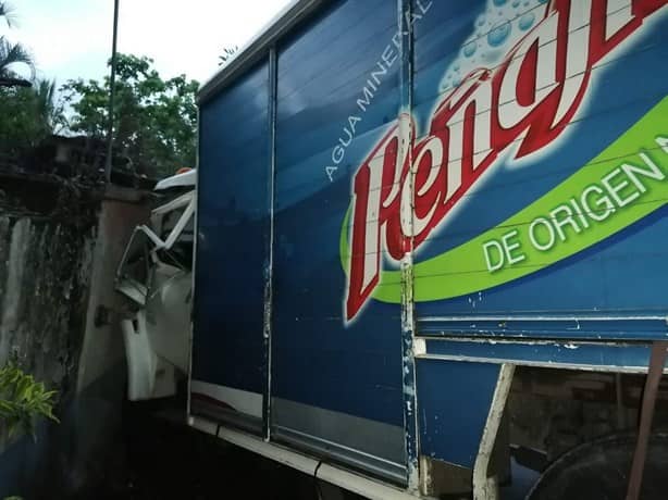 Camión refresquero se impacta contra vivienda en Misantla