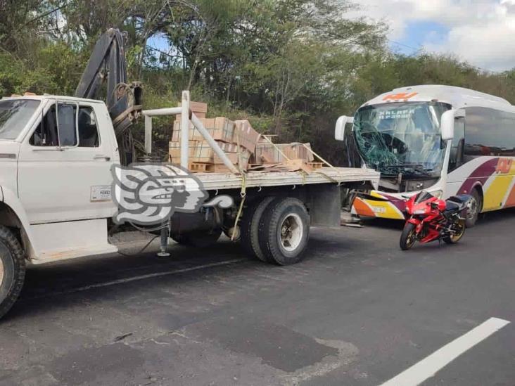 Autobús de pasajeros se impacta contra camión en Corral Falso