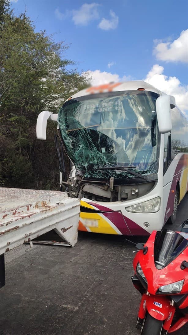 Autobús de pasajeros se impacta contra camión en Corral Falso