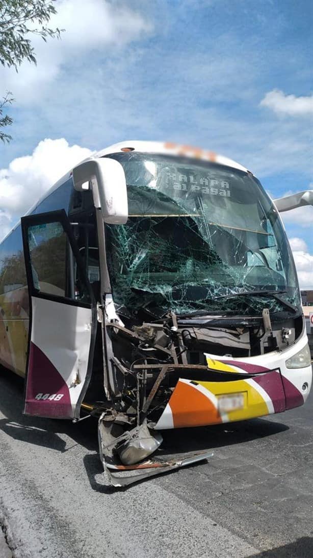 Autobús de pasajeros se impacta contra camión en Corral Falso