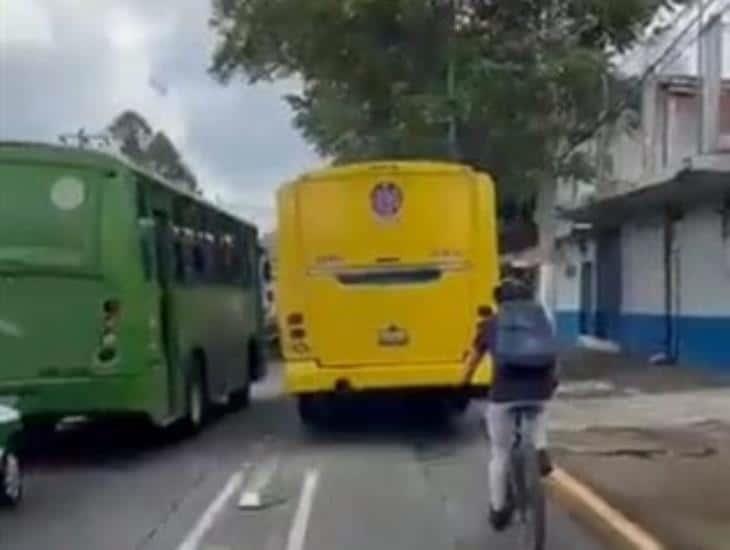 ¡Le vale! Conductor de autobús pasa por ciclovía en Xalapa (+Video)