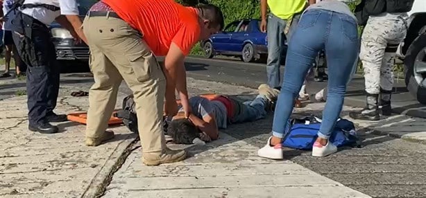 Motociclista sufre accidente en Santiago Tuxtla; está grave