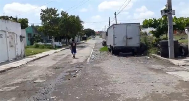 Aguas negras y baches se han formado en las calles del fraccionamiento El Campanario, en Veracruz